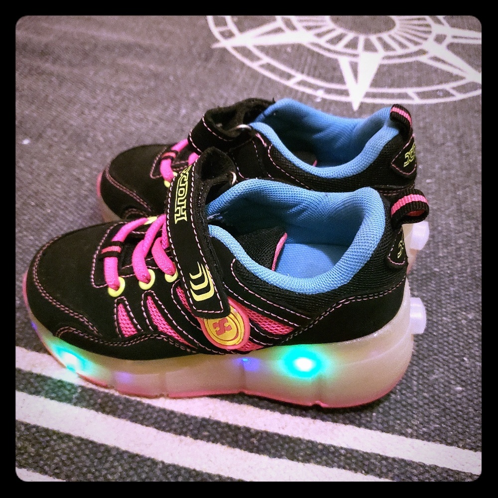 Girls light up roller wheel sneakers